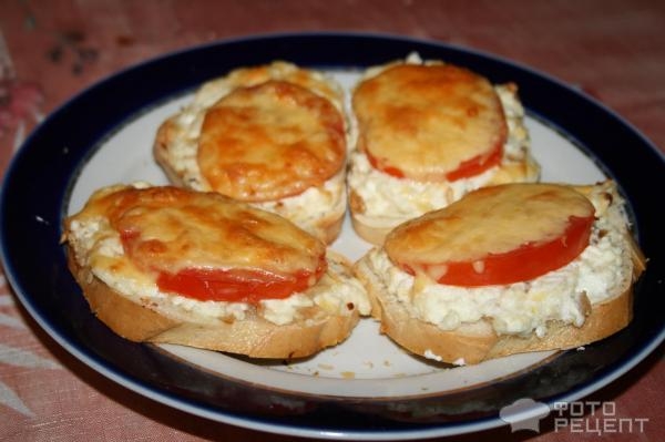Рецепт: Горячие бутерброды в ростере - с творогом и помидором Рецепт: Горячие бутерброды в ростере - с творогом и помидором