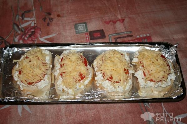 Рецепт: Горячие бутерброды в ростере - с творогом и помидором Рецепт: Горячие бутерброды в ростере - с творогом и помидором