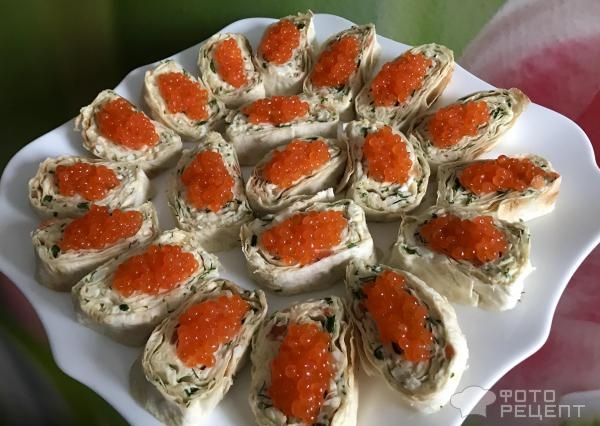 Рецепт: Лаваш с лососем - с сыром и красной икрой Рецепт: Лаваш с лососем - с сыром и красной икрой