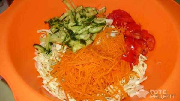 Рецепт: Овощной салат с капустой "Красавица" - Простой и нарядный Рецепт: Овощной салат с капустой "Красавица" - Простой и нарядный