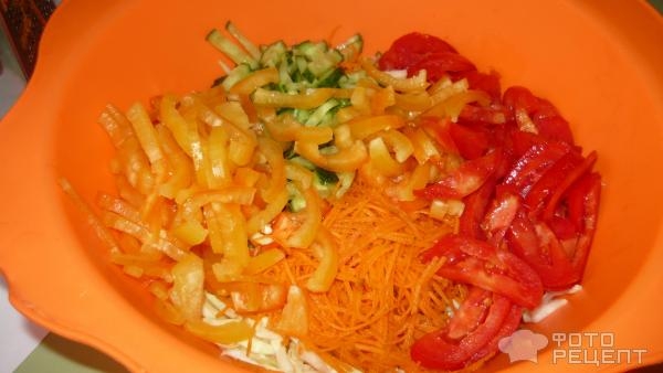 Рецепт: Овощной салат с капустой "Красавица" - Простой и нарядный Рецепт: Овощной салат с капустой "Красавица" - Простой и нарядный