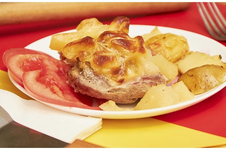 Свиная корейка с ананасами, под сыром.