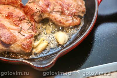 Отбивная из свинины с грибами, запеченная в тесте Отбивная из свинины с грибами, запеченная в тесте