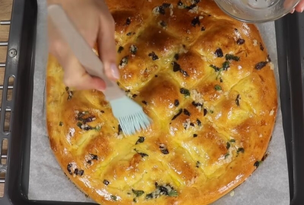 Большая пампушка с чесноком на нежном тесте с начинкой: устоять невозможно! Большая пампушка с чесноком на нежном тесте с начинкой: устоять невозможно!