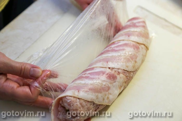 Рулет из мясного фарша с кабачками в беконе