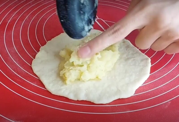 Кефир, 1 яйцо и 15 минут. Теперь всегда буду готовить так: вкусные картофельные пирожки Кефир, 1 яйцо и 15 минут. Теперь всегда буду готовить так: вкусные картофельные пирожки