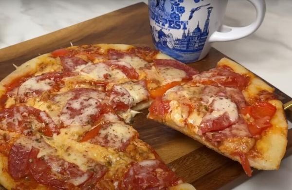 Пицца на сковороде без замеса теста: готовим идеальный завтрак за 25 минут. Вся семья будет в восторге!