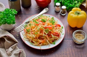 Салат "Витаминка" из капусты, моркови и перца