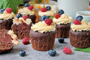 Шоколадные капкейки со сливочным кремом Шоколадные капкейки со сливочным кремом