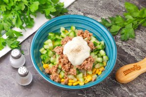 Салат с тунцом, кукурузой и огурцами Салат с тунцом, кукурузой и огурцами