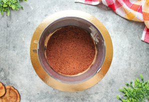 Шоколадный торт с малиной и голубикой