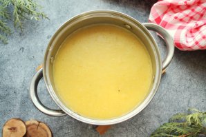 Суп-пюре из кабачков на мясном бульоне Суп-пюре из кабачков на мясном бульоне