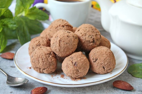 Миндальные трюфели с черносливом Миндальные трюфели с черносливом