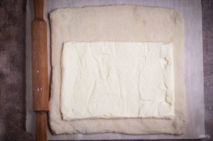 Слоеные пирожки с сыром и луком Слоеные пирожки с сыром и луком