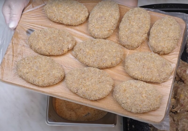 Готовлю 25 штук за один раз. Домашние мясные котлеты — вкусные, аппетитные и сочные Готовлю 25 штук за один раз. Домашние мясные котлеты — вкусные, аппетитные и сочные