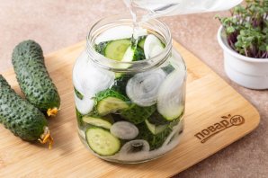 Огурцы с луком на зиму