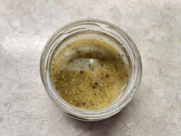 Салат с кальмаром, авокадо и свежими шампиньонами Салат с кальмаром, авокадо и свежими шампиньонами