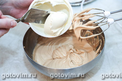 Шоколадный торт с безе и соленым арахисом