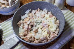 Жульен с курицей и грибами в формочках для кекса Жульен с курицей и грибами в формочках для кекса