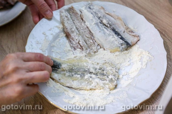 Филе салаки в яйце и муке, жаренное в мультиварке