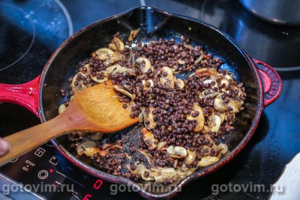 Чёрная чечевица с жареными грибами Чёрная чечевица с жареными грибами