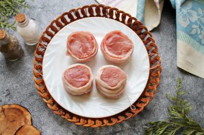 Медальоны в беконе Медальоны в беконе