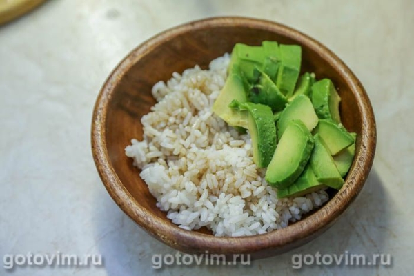 Поке-боул с бобами эдамаме, брокколи и авокадо Поке-боул с бобами эдамаме, брокколи и авокадо