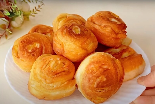 Нарезала дольками яблоки и завернула их в тесто. Оладьи с яблоками на завтрак для всей семьи Нарезала дольками яблоки и завернула их в тесто. Оладьи с яблоками на завтрак для всей семьи