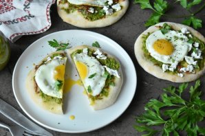 Пицца с соусом песто и яйцом Пицца с соусом песто и яйцом