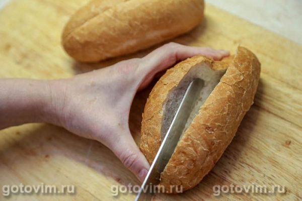 Булочка с колбасками и карамелизированым луком Булочка с колбасками и карамелизированым луком