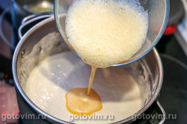 Толстые блины на сухих дрожжах со сливочным маслом