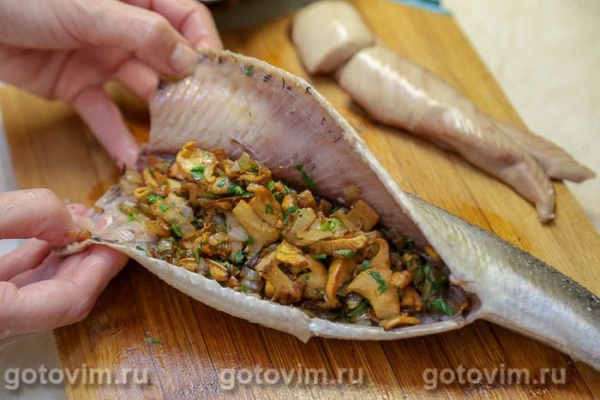 Судак, фаршированный жареными лисичками в беконе Судак, фаршированный жареными лисичками в беконе