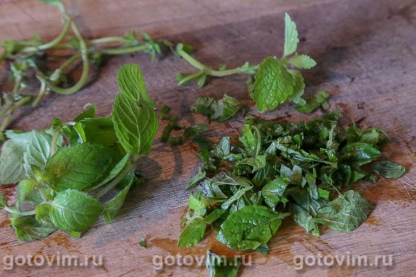 Свиная грудинка с горчицей, лимоном и мятой в духовке