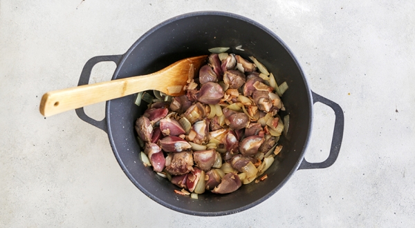 Утиные желудки с паприкой по-венгерски, пошаговый рецепт с фото на 643 ккал Утиные желудки с паприкой по-венгерски, пошаговый рецепт с фото на 643 ккал