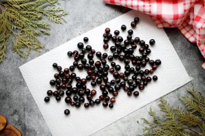 Черная смородина в сушилке на зиму Черная смородина в сушилке на зиму