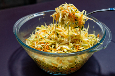 Салат из свежей капусты и моркови с пикантной заправкой