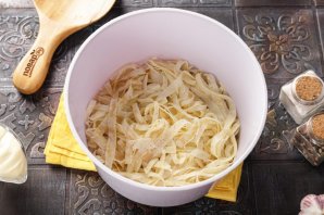 Салат с курицей и блинчиками Салат с курицей и блинчиками