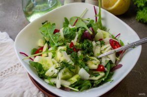 Огурцы с зеленым салатом Огурцы с зеленым салатом