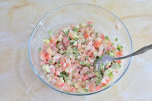 Крабовый салат с помидорами и огурцами Крабовый салат с помидорами и огурцами