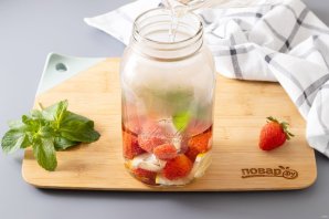 Компот из клубники, лимона и мяты на зиму Компот из клубники, лимона и мяты на зиму