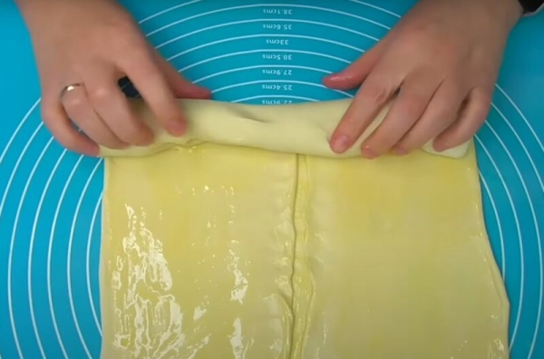 Ломается с хрустом, а внутри – мясной сюрприз. Рецепт сочного слоеного пирога из простых продуктов