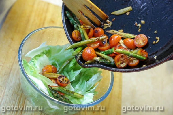 Тёплый салат со спаржей и помидорами черри и моцареллой
