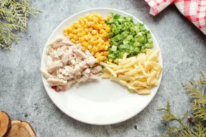 Салат "Королевский" с курицей и кукурузой Салат "Королевский" с курицей и кукурузой