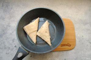 Треугольники из лаваша с начинкой из сыра и колбасы Треугольники из лаваша с начинкой из сыра и колбасы