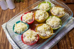 Жульен с курицей и грибами в формочках для кекса Жульен с курицей и грибами в формочках для кекса