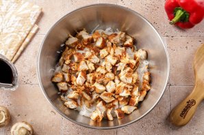 Фунчоза с курицей и шампиньонами Фунчоза с курицей и шампиньонами