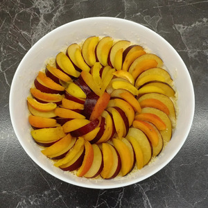 Пирог с абрикосами и сливами