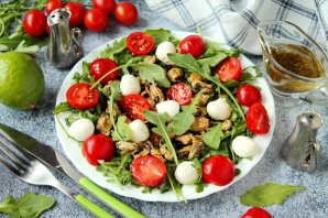 Салат с мидиями, моцареллой и рукколой Салат с мидиями, моцареллой и рукколой