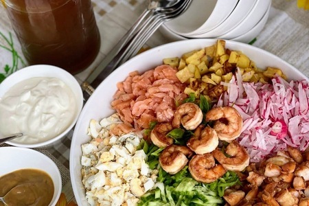 Окрошка “морской бриз” с копченой семгой и креветками