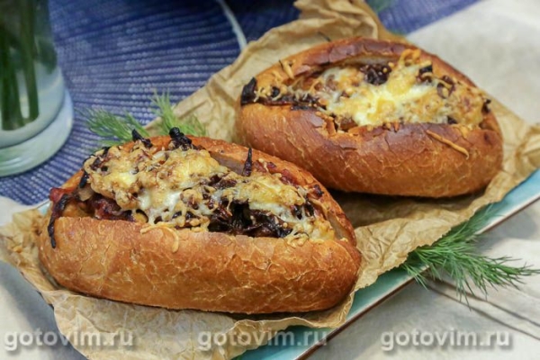 Булочка с колбасками и карамелизированым луком Булочка с колбасками и карамелизированым луком